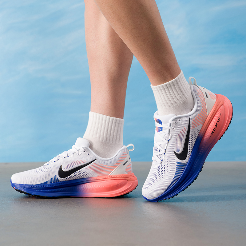 Lightweight Road Running Shoes - NIKE VOMERO 18 HM6803-114 Tênis Masculino
